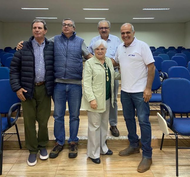 Diretoria reunida no Instituto de Zootecnia, em Sertãozinho